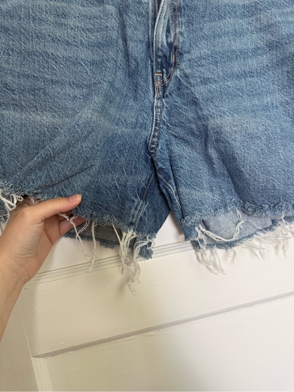 American Eagle Outfitters Highest Rise Mom Frayed Raw Hem Blue Denim Shorts Sz 8 - Picture 7 of 11